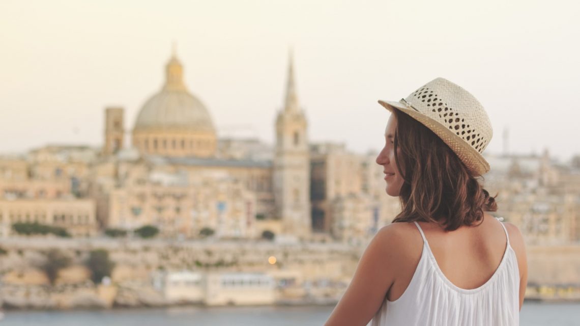 2026.03.20 - Lady with hat overlooking Valletta (MH)